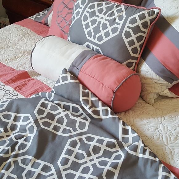 Elegant Gray and Pink Comforter Set - Picture 4 of 11